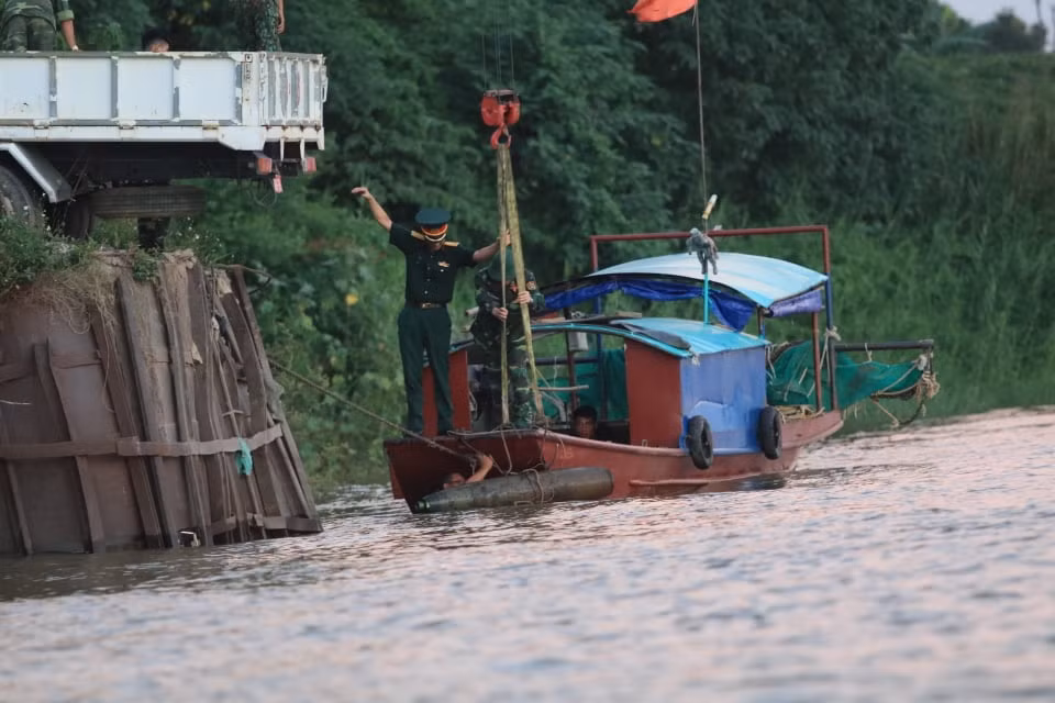 Lực lượng chức năng tiếp cận và đưa bom về nơi xử lý.