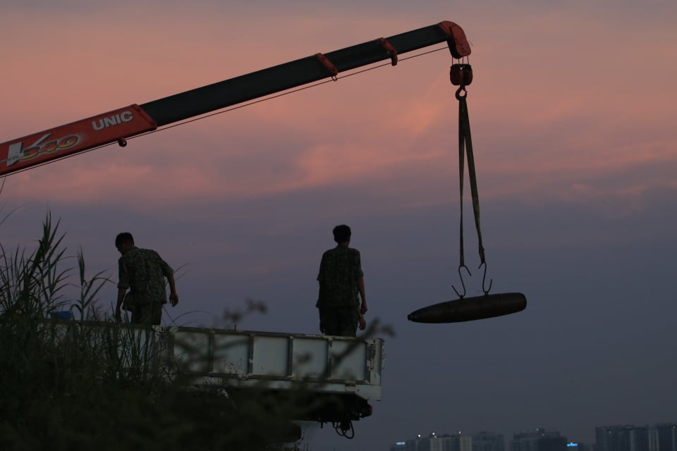 Các chiến sĩ trục vớt bom đưa về nơi an toàn để xử lý.