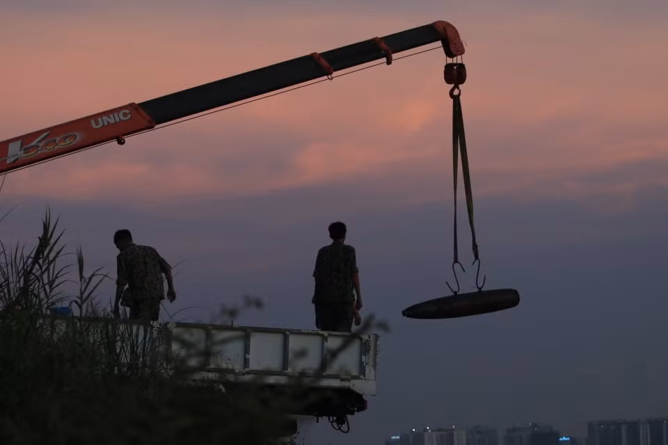 Các chiến sĩ trục vớt bom đưa về nơi an toàn để xử lý.
