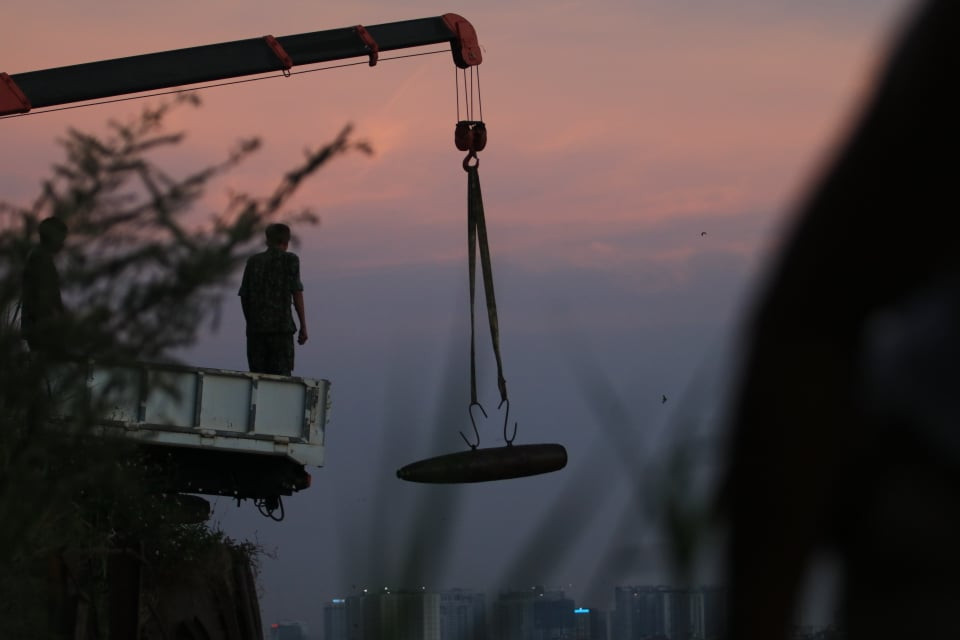 Quả bom được đưa lên xe bằng cẩn cẩu.