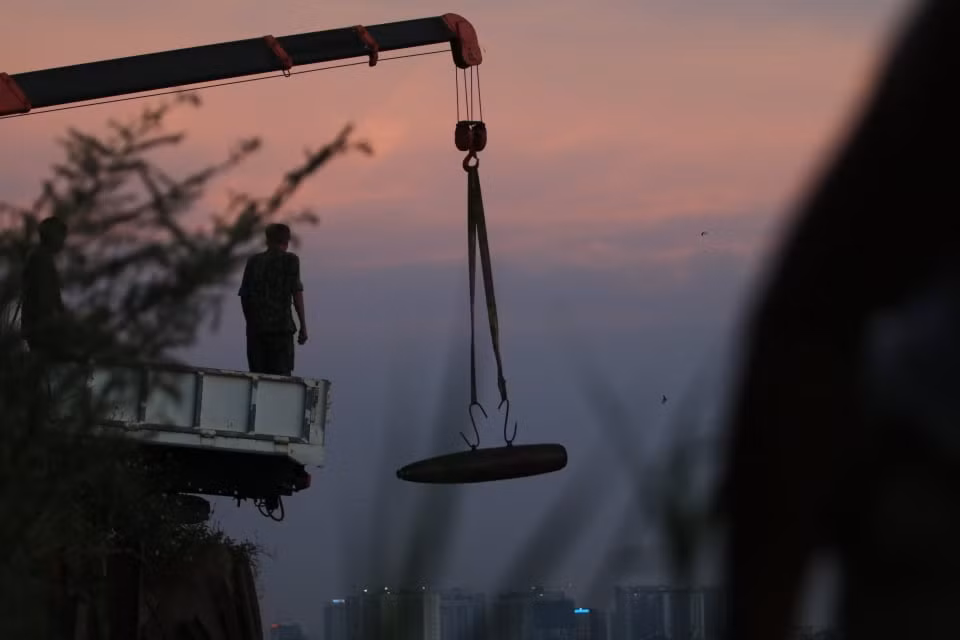 Quả bom được đưa lên xe bằng cẩn cẩu.