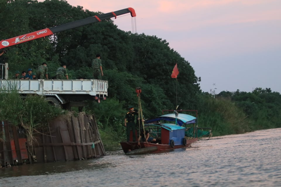 Vật thể này dài 1,6m, đường kính khoảng 35cm, nặng khoảng 280 kg, nằm sâu 2m tại km 183 800, cách tim luồng khoảng 30m, thuộc địa phận phường Ngọc Thụy, quận Long Biên, Hà Nội. 