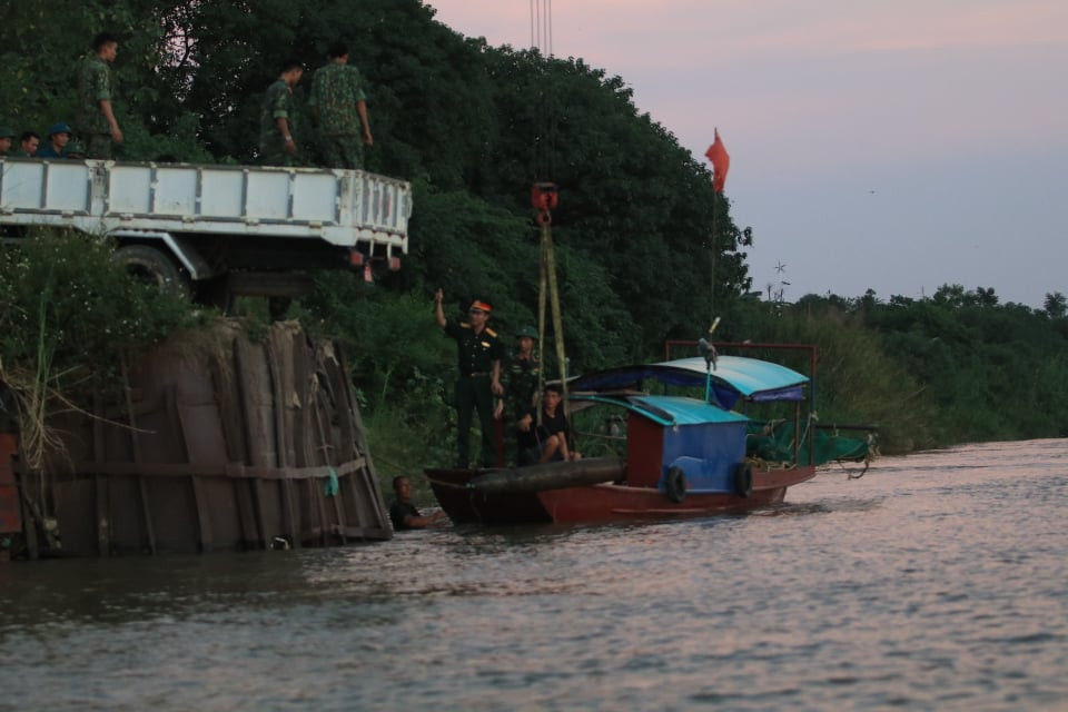 Chi cục Đường thủy nội địa phía Bắc cử người kiểm tra hiện trường và thông báo cho Bộ Chỉ huy quân sự quận Long Biên, Bộ tư lệnh Thủ đô. 