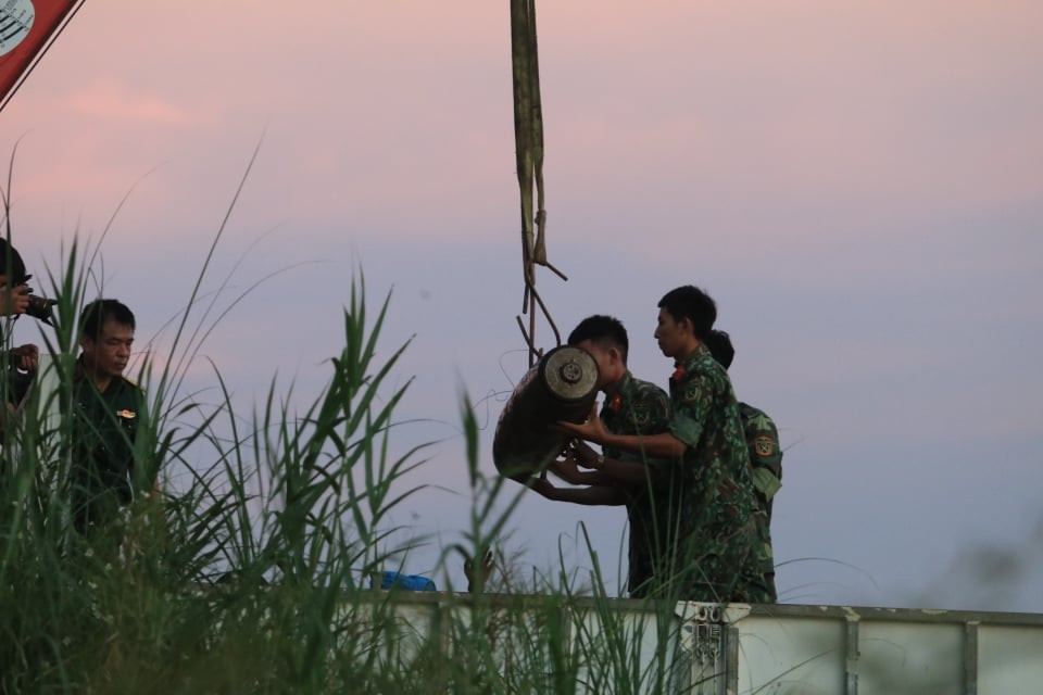 Lực lượng chức năng đưa được quả bom lên xe để di chuyển về nơi xử lý.