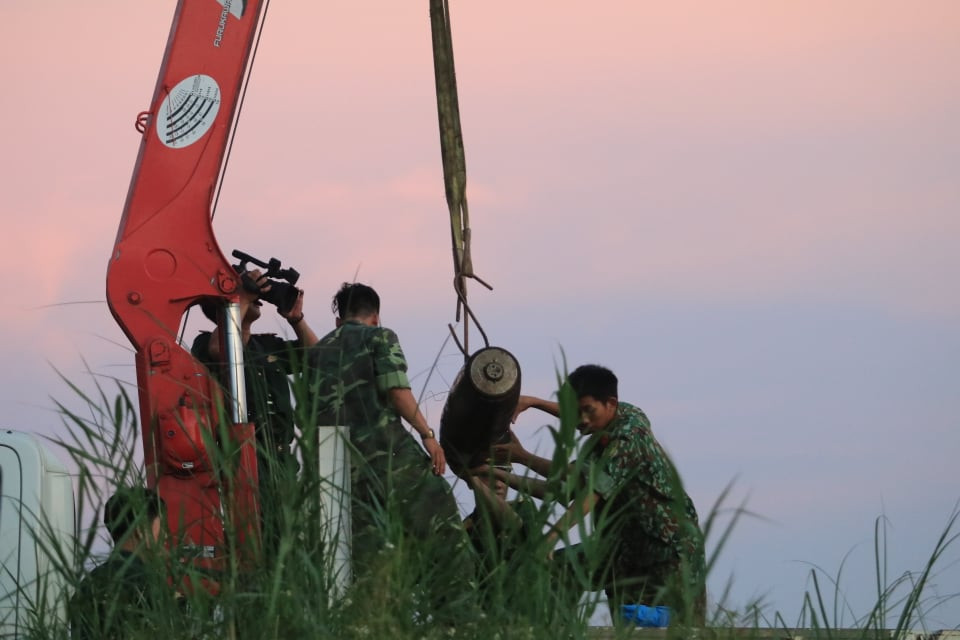 Các chiến sĩ trục vớt bom đưa về nơi an toàn để xử lý.