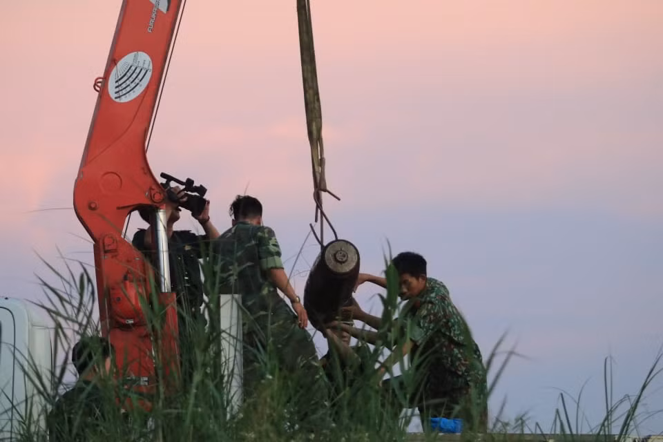 Các chiến sĩ trục vớt bom đưa về nơi an toàn để xử lý.
