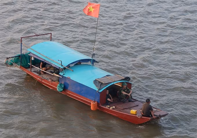 Chiều nay 22/6, lực lượng chức năng sẽ trục vớt quả bom gần cầu Long Biên, cách khoảng 800 mét để mang đi xử lý. Theo quan sát của PV Kiến Thức, khoảng 17h10 chiều nay đã có mặt ở sông Hồng khu vực cầu Long Biên để di dời quả bom. Đến khoảng 18h30 qua bom đã được di dời đi nơi khác. 