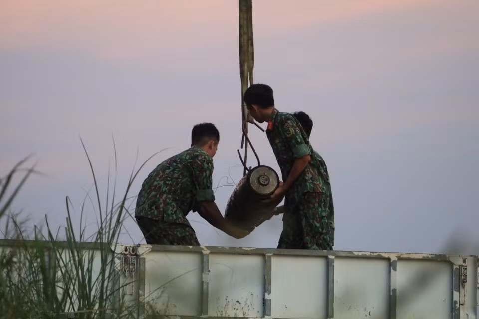 Hình ảnh quả bom được trục vớt lên xe.