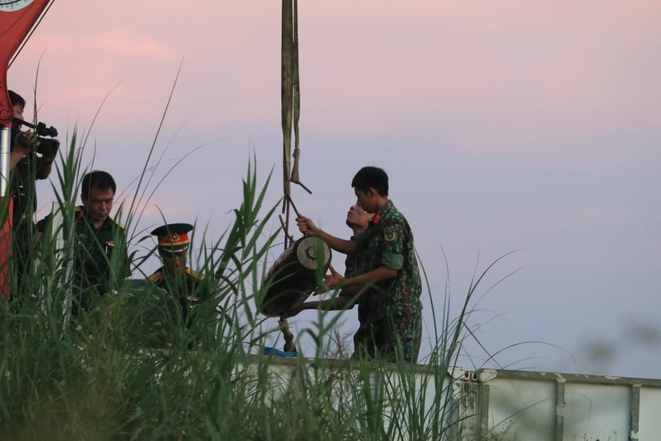 Hình ảnh quả bom được trục vớt lên xe.