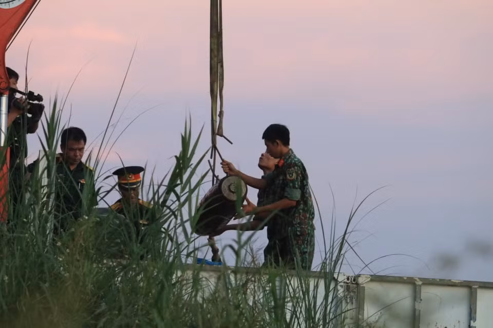 Hình ảnh quả bom được trục vớt lên xe.