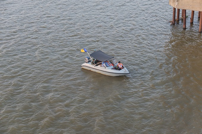 Trước đó, người dân đánh cá trên sông Hồng đã thông báo cho đơn vị quản lý đường sông là họ phát hiện được một vật giống quả bom, kích thước như bình khí đá nằm cách thượng lưu cầu Long Biên khoảng 800m.