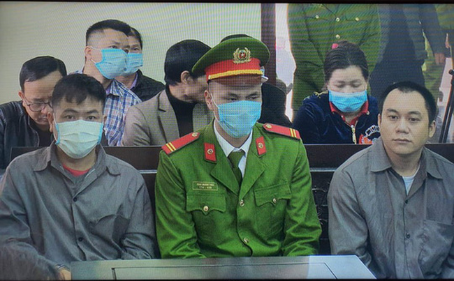 Sau khi hỏi ý kiến hai bên và hội ý, HĐXX cho rằng ông Hưng không thuộc trường hợp phải thay đổi kiểm sát viên. Mặt khác, những căn cứ mà bị cáo Hoàng và các luật sư đưa ra để cho rằng kiểm sát viên không khách quan, vô tư là không có căn cứ rõ ràng.