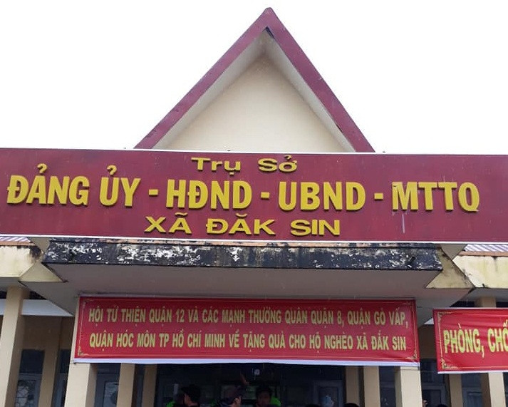 Trước đó, tháng 10/2019, Huyện ủy Đắk R’lấp cũng thi hành quyết định kỷ luật đối với bà Hoàng Thị Quyên, Chủ tịch UBND xã Đắk Sin bằng hình thức cách hết chức vụ về trong Đảng và chính quyền. Qua xác minh, huyện ủy Đắk R’lấp kết luận bà Quyên đã dùng bằng THPT giả để làm hồ sơ, lý lịch công tác và bổ nhiệm cán bộ.