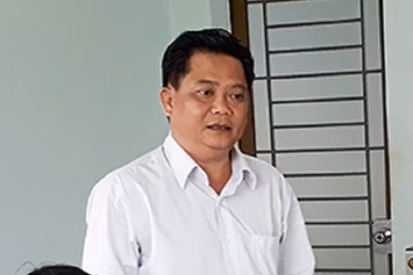  Phó Bí thư huyện ở Bình Phước bị cách chức vì sử dụng bằng giả: Mới đây, UB Kiểm tra Tỉnh ủy Bình Phước vừa có quyết định kỷ luật bằng hình thức cảnh cáo, cách chức vụ đối với ông Bùi Quốc Minh - Phó Bí thư thường trực huyện Phú Riềng do có hành vi sử dụng bằng giả để đi xin việc, từ đó được bầu vào các chức danh chủ chốt ở huyện.