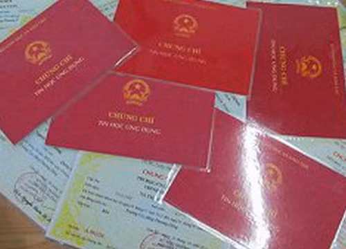 Ông Hùng không tốt nghiệp cấp 2 tại địa phương nhưng vẫn "nhảy cóc" lên học cấp 3 và có bằng tốt nghiệp THPT. Sau khi có bằng tốt nghiệp cấp 3, ông Hùng tiếp tục học tập nâng cao trình độ chuyên môn, lý luận chính trị; được quy hoạch, bầu cử, bổ nhiệm vào các chức vụ trong Đảng tại xã Đắk Sin từ năm 1994 cho đến nay.