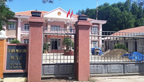  Công chức sử dụng bằng giả suốt 8 năm, dân gửi đơn tố mới biết: Ngày 28/12/2019, Chủ tịch UBND H.Hoài Ân, xác nhận đã có quyết định buộc thôi việc đối với ông Lê Phước Đô, công chức Ðịa chính - Xây dựng - Môi trường xã Ân Mỹ (H.Hoài Ân), do có hành vi sử dụng bằng giả khi tuyển dụng.