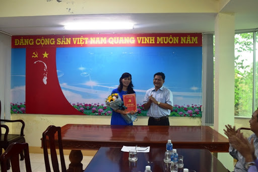 Theo kết quả xác minh, năm 1992, ông Minh mượn bằng tốt nghiệp đại học của một người bạn rồi đem đi photocopy, sửa lại thành tên của mình, sau đó dùng bản photocopy này đi xin việc tại một số cơ quan.Trong quá trình làm việc tại các cơ quan nhà nước, ông Minh được điều chuyển công tác qua nhiều đơn vị khác nhau.