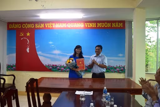 Theo kết quả xác minh, năm 1992, ông Minh mượn bằng tốt nghiệp đại học của một người bạn rồi đem đi photocopy, sửa lại thành tên của mình, sau đó dùng bản photocopy này đi xin việc tại một số cơ quan.Trong quá trình làm việc tại các cơ quan nhà nước, ông Minh được điều chuyển công tác qua nhiều đơn vị khác nhau.