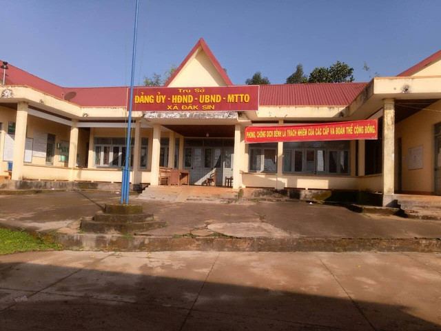  Phát hiện cả Chủ tịch UBND và Chủ tịch HĐND xã đều dùng bằng giả: Ngày 24/12/2019, Ban Thường vụ Huyện ủy Đắk R’lấp (tỉnh Đắk Nông) cho biết, vừa quyết định thi hành kỷ luật bằng hình thức cách tất cả các chức vụ trong Đảng đối với ông Nguyễn Tiến Hùng, Phó Bí thư, Chủ tịch HĐND xã Đắk Sin vì sử dụng bằng tốt nghiệp THCS không hợp pháp.