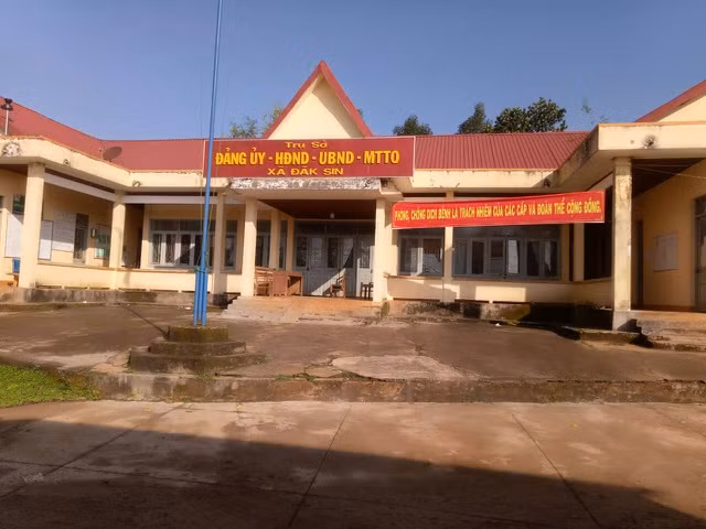  Phát hiện cả Chủ tịch UBND và Chủ tịch HĐND xã đều dùng bằng giả: Ngày 24/12/2019, Ban Thường vụ Huyện ủy Đắk R’lấp (tỉnh Đắk Nông) cho biết, vừa quyết định thi hành kỷ luật bằng hình thức cách tất cả các chức vụ trong Đảng đối với ông Nguyễn Tiến Hùng, Phó Bí thư, Chủ tịch HĐND xã Đắk Sin vì sử dụng bằng tốt nghiệp THCS không hợp pháp.