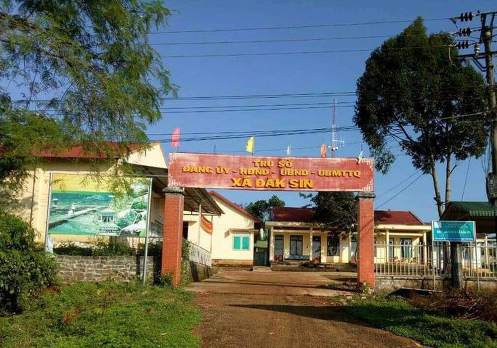 Trước khi bà Quyên được bầu làm Chủ tịch UBND xã Đắk Sin thì ông Hoàng Xuân Quý, Phó Bí thư Đảng ủy, Chủ tịch UBND xã này cũng bị kỷ luật bằng hình thức cách chức tất cả các chức vụ trong Đảng vì sử dụng bằng tốt nghiệp THPT không hợp pháp.