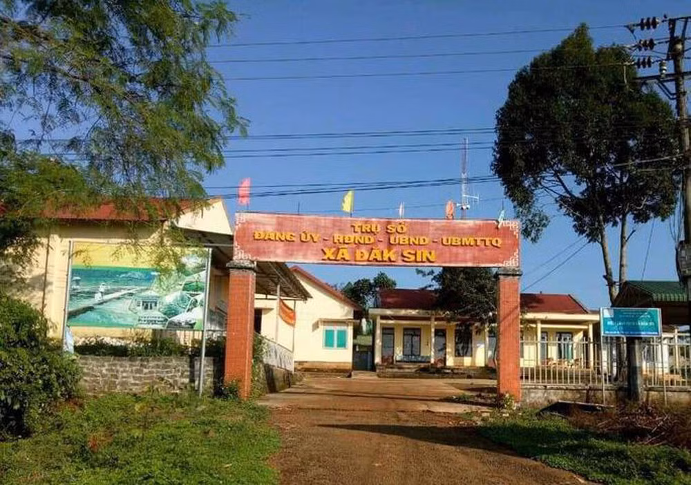 Trước khi bà Quyên được bầu làm Chủ tịch UBND xã Đắk Sin thì ông Hoàng Xuân Quý, Phó Bí thư Đảng ủy, Chủ tịch UBND xã này cũng bị kỷ luật bằng hình thức cách chức tất cả các chức vụ trong Đảng vì sử dụng bằng tốt nghiệp THPT không hợp pháp.