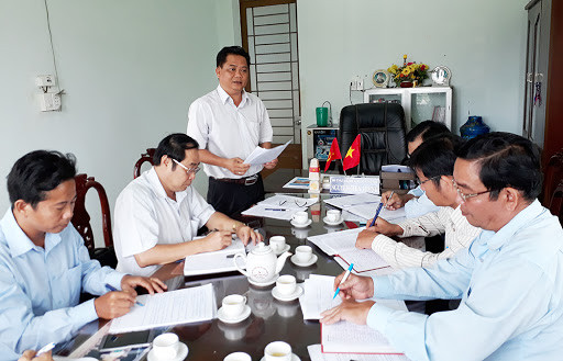 Trước đó, vào tháng 3/2020, ông Minh bị UB Kiểm tra Tỉnh ủy Bình Phước thi hành kỷ luật bằng hình thức cảnh cáo, cách chức vụ Phó Bí thư thường trực huyện ủy, đồng thời điều động về Ban tổ chức Tỉnh ủy bố trí công việc khác. (Ông Minh người đứng)