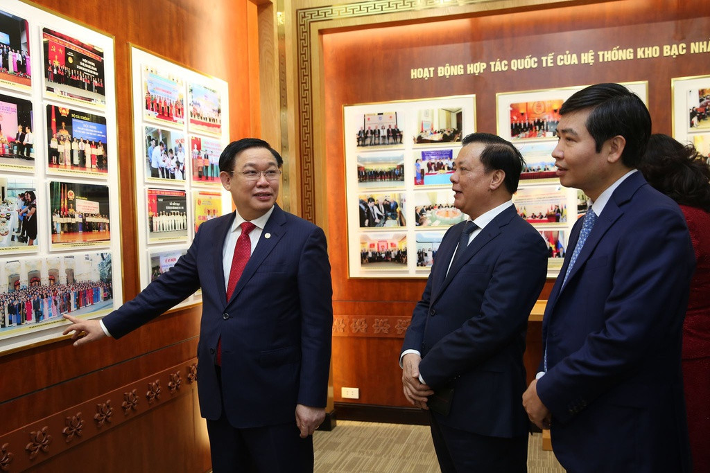 Đối với nền kinh tế Việt Nam, Phó Thủ tướng Vương Đình Huệ phát biểu khi kết thúc Diễn đàn Kinh tế tư nhân Việt Nam, chiều 3/6/2016: "Ở trong nước có thể thấy bình thường, nhưng ở ngoài nhìn vào, Việt Nam là thiên đường khởi nghiệp và phát triển doanh nghiệp”.