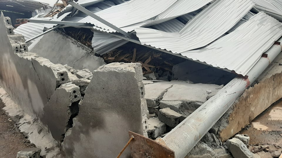 Tường và nhiều nhà xưởng bộ đổ bởi cơn lốc xoáy.