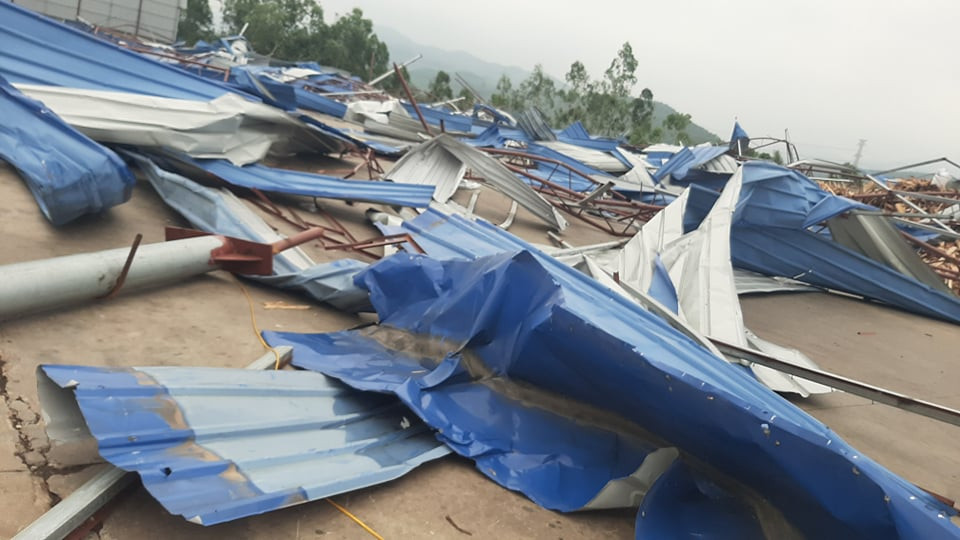 Cơn lốc quá mạnh làm sập phần mái tôn nhà xưởng của một công ty gỗ ép. Vụ việc làm 3 người tử vong, khoảng 20 người khác bị thương.