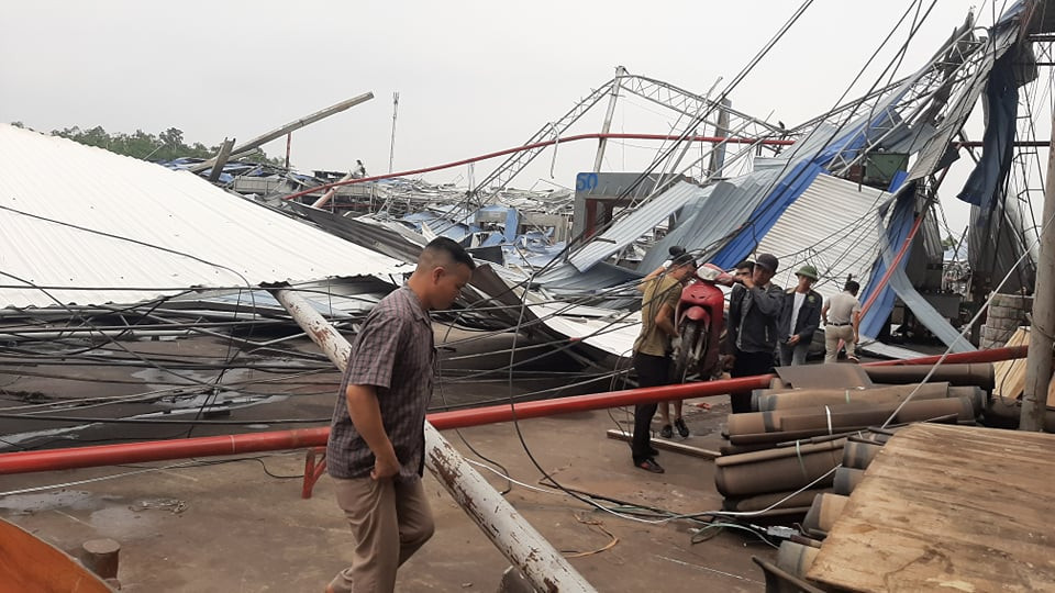 Người dân chỉ còn biết đứng nhìn những nhà xưởng trơ trụ bởi cơn giông lốc.