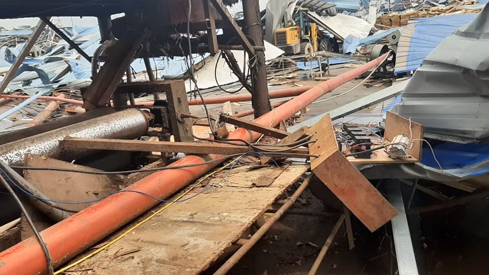 Can canh nha cua tan hoang sau con loc xoay kinh hoang o Vinh Phuc