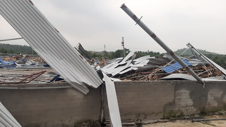 Vụ lốc xoáy ở Vĩnh Phúc xảy ra vào 18h chiều ngày 10/6, tại một công ty gỗ trên địa bàn xã Trung Mỹ, huyện Bình Xuyên. Vào khoảng thời gian trên, thời tiết bất ngờ đổ mưa lớn và xuất hiện cơn lốc xoáy.