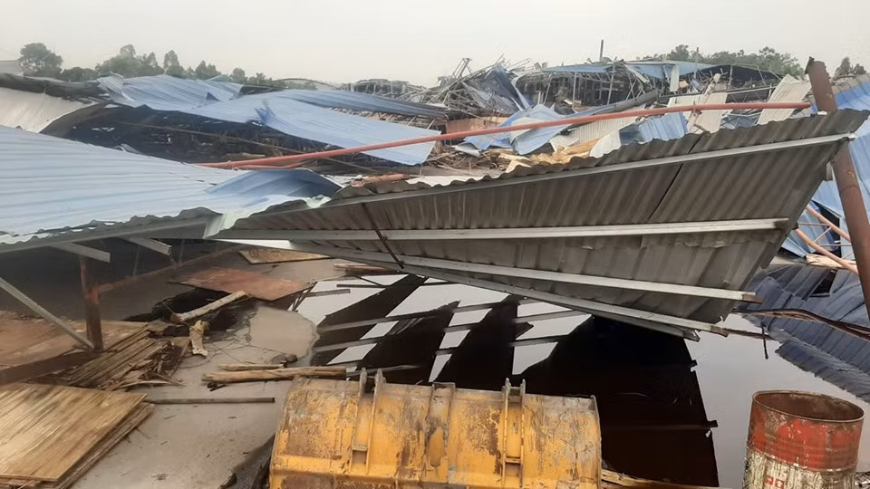 Người dân đang nỗ lực khắc phục hậu quả do cơn lốc xoáy gây ra.