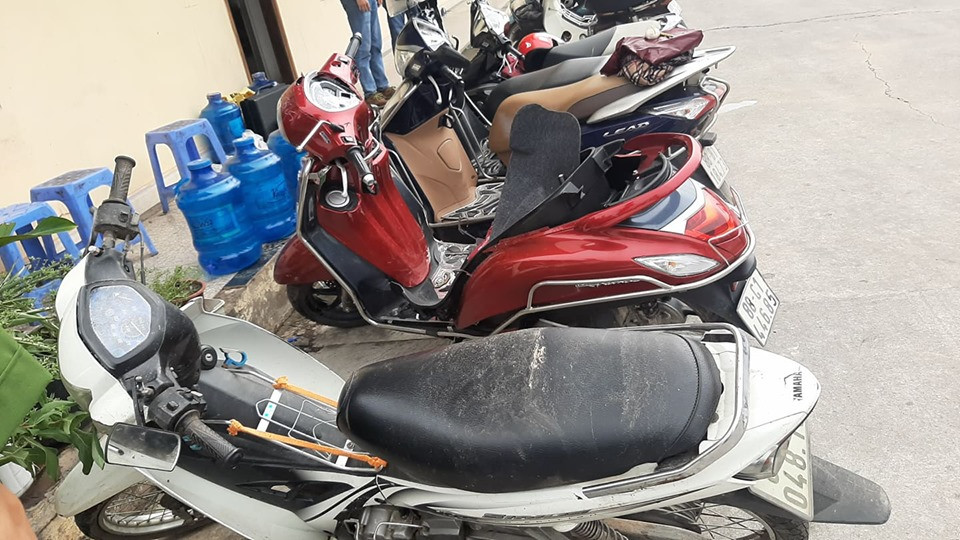 Những chiếc xe máy cũng bị ảnh hưởng bởi cơn lốc xoáy.