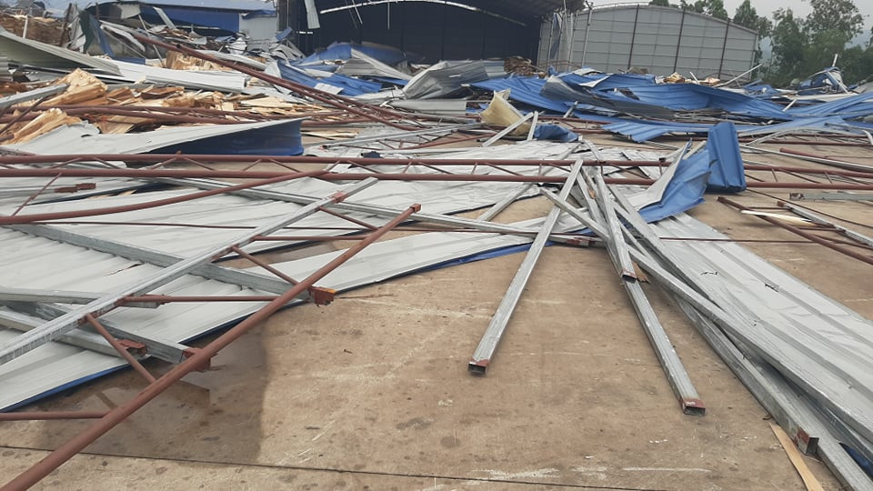 Sắt, tôn nằm ngổn ngang sau khi bị đánh bật bởi cơn lốc.