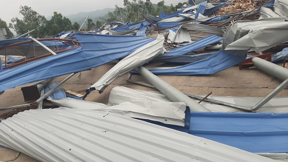 Các mái tôn bị đánh bật bay lên không trung.