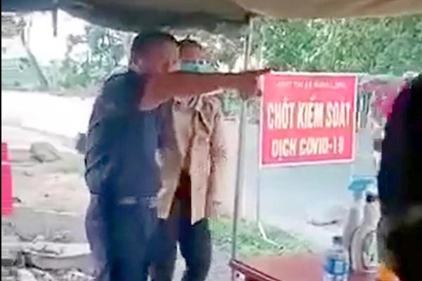  2. Phó Chủ tịch HĐND huyện Hớn Quản xin từ chức: Ngày 4/5/2020, ông Lưu Văn Thanh, Phó Chủ tịch HĐND huyện Hớn Quản, tỉnh Bình Phước đã có đơn xin từ chức. Trước đó, ông Thanh có hành vi chống đối khi bị đề nghị đo thân nhiệt. Ông Thanh đập tay lên bàn, chỉ vào mặt, chửi bới, văng tục với các cán bộ làm việc tại chốt kiểm dịch và bị quay clip lại.