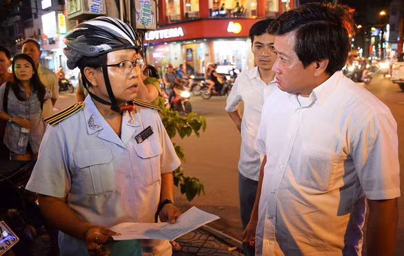  4. Ông Đoàn Ngọc Hải nguyên là Phó chủ tịch UBND Quận 1, TPHCM và được biết đến nhiều vì đã xung phong liên tục xuống đường trực tiếp chỉ đạo chiến dịch giành lại vỉa hè, "tuyên chiến" nạn tiểu bậy nơi công cộng, xử lý nạn chó thả rông, đột xuất kiểm tra PCCC... Ông nhiều lần xin tức chức gây xôn xao dư luận.