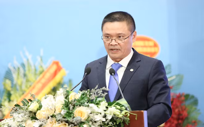 Ông Chiến đã có 23 năm làm cán bộ Nhà nước và 13 năm làm quản lý. Trước đó, ông làm Phó Chủ tịch Ủy ban Nhân dân tỉnh nhưng đến tháng 7/2019, ông được điều động làm ủy viên Đảng đoàn Liên hiệp các tổ chức hữu nghị Việt Nam, giữ chức Phó Chủ tịch.