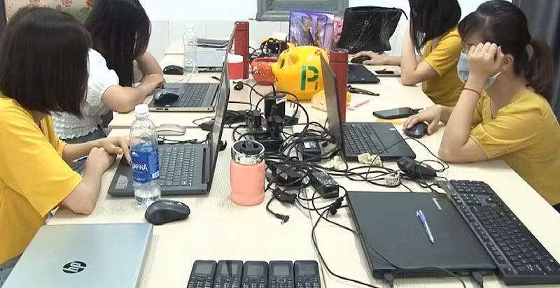  4. Quân đội, Công an bóc gỡ ổ nhóm “bác sĩ online”: Cục Bảo vệ an ninh Quân đội cùng các cơ quan chức năng kiểm tra Công ty TNHH Why Not Việt Nam (Xuân Đỉnh, Hà Nội) và triệt phá nhóm mạo danh y bác sĩ để và Viện Y học cổ truyền Quân đội để tư vấn bán thuốc thông qua facebook với tên “Viện Y học cổ truyền Quân đội – Khoa Ngoại chung; Khoa Tiêu hóa – đặc trị trĩ”. “Bác sĩ online” chủ yếu là sinh viên, người mới ra trường. Riêng tháng 5/2020 nhóm này thu lời bất chính khoảng 2 tỷ đồng.