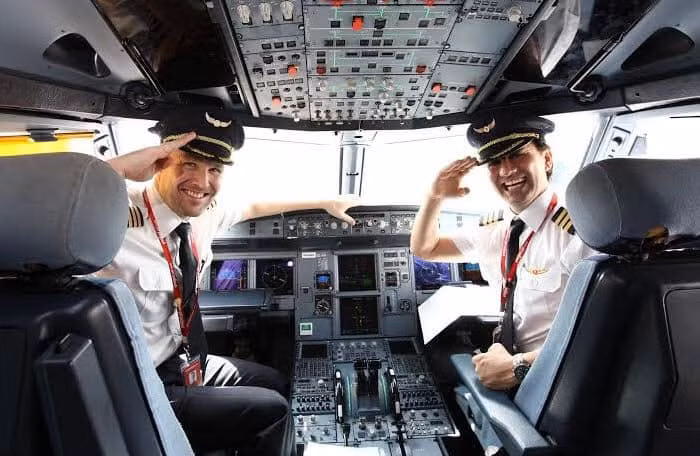  2. Việt Nam đình chỉ bay gần 20 phi công có bằng và quốc tịch Pakistan: Ngay sau khi nhà chức trách hàng không Pakistan phát hiện hơn 250 phi công nước này sử dụng bằng lái máy bay giả, chấp hành chỉ đạo của Bộ GTVT, Cục Hàng không vừa đình chỉ toàn bộ hoạt động của các phi công Pakistan đang làm việc tại Việt Nam. Có gần 20 người bị đình chỉ, tất cả đều là phi công quốc tịch Pakistan và được cấp bằng lái tại nước này. Những phi công này đang làm việc tại một số hãng hàng không ở Việt Nam.