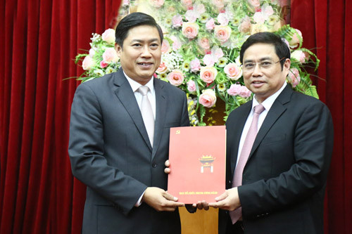 Ông Nguyễn Hữu Đông từng kinh qua các chức vụ: chủ tịch, rồi bí thư Huyện ủy Yên Lập; Trưởng Ban Nội chính Tỉnh ủy Phú Thọ. Tháng 9/2015- 3/2016, ông làm Phó bí thư Tỉnh ủy rồi Phó bí thư thường trực Tỉnh ủy Phú Thọ, nhiệm kỳ 2015-2020. Sau đó, ông giữ chức Bí thư Tỉnh ủy Sơn La nhiệm kỳ 2015-2020