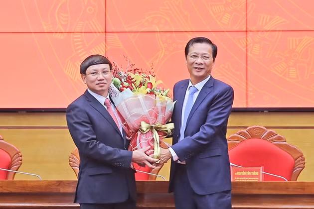 Trước khi được bầu làm Bí thư Tỉnh ủy Quảng Ninh, ông Nguyễn Xuân Ký từng giữ các chức vụ: Bí thư Thành ủy Móng Cái; ủy viên Ban Thường vụ, Phó chủ tịch thường trực HĐND tỉnh; Phó bí thư thường trực Tỉnh ủy, Chủ tịch HĐND tỉnh Quảng Ninh.