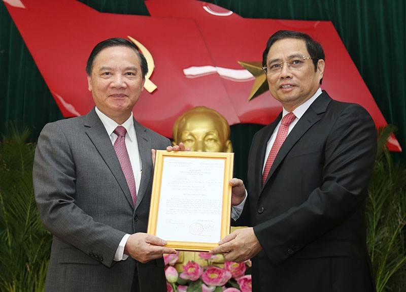 Ông Nguyễn Khắc Định được Bộ Chính trị chỉ định làm Bí thư Tỉnh ủy Khánh Hòa nhiệm kỳ 2015-2020 vào tháng 10/2019. Ông Nguyễn Khắc Định có thời gian công tác lâu năm tại Văn phòng Chính phủ, từng là trợ lý Thủ tướng Nguyễn Tấn Dũng, rồi giữ chức Phó Chủ nhiệm Văn phòng Chính phủ từ tháng 9/2011...