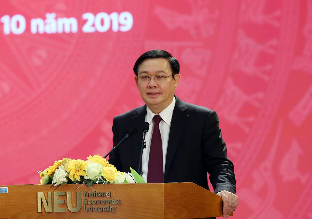 Từ tháng 7/2001, ông giữ chức Phó Tổng kiểm toán Nhà nước, rồi Tổng kiểm toán nhà nước đến tháng 8/2011. Sau đó, ông được Quốc hội phê chuẩn làm Bộ trưởng Tài chính. Hơn 1 năm sau, ngày 28/12/2012, ông Huệ được Bộ Chính trị phân công giữ chức Trưởng ban Kinh tế TƯ khi ban này được tái lập.