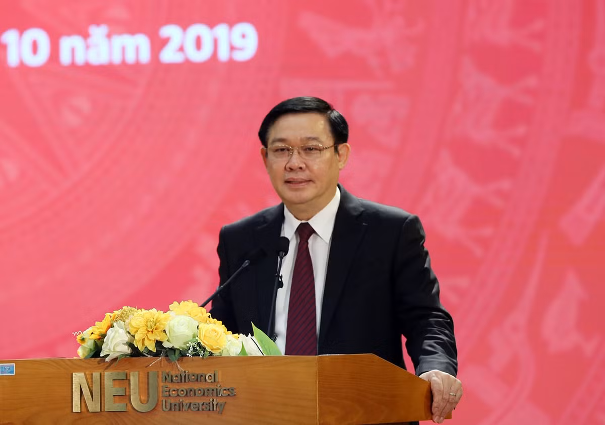 Từ tháng 7/2001, ông giữ chức Phó Tổng kiểm toán Nhà nước, rồi Tổng kiểm toán nhà nước đến tháng 8/2011. Sau đó, ông được Quốc hội phê chuẩn làm Bộ trưởng Tài chính. Hơn 1 năm sau, ngày 28/12/2012, ông Huệ được Bộ Chính trị phân công giữ chức Trưởng ban Kinh tế TƯ khi ban này được tái lập.