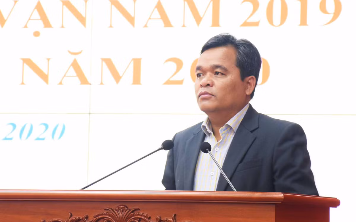  Ông Hồ Văn Niên - Bí thư Tỉnh ủy Gia Lai. Sinh ngày 15/10/1975, quê xã Yang Bắc, huyện Đak Pơ, Gia Lai. Có trình độ cử nhân Luật. Ông là ủy viên dự khuyết TƯ khóa 12; Trưởng đoàn ĐBQH tỉnh Gia Lai, ủy viên Hội đồng Dân tộc của QH khóa 14.