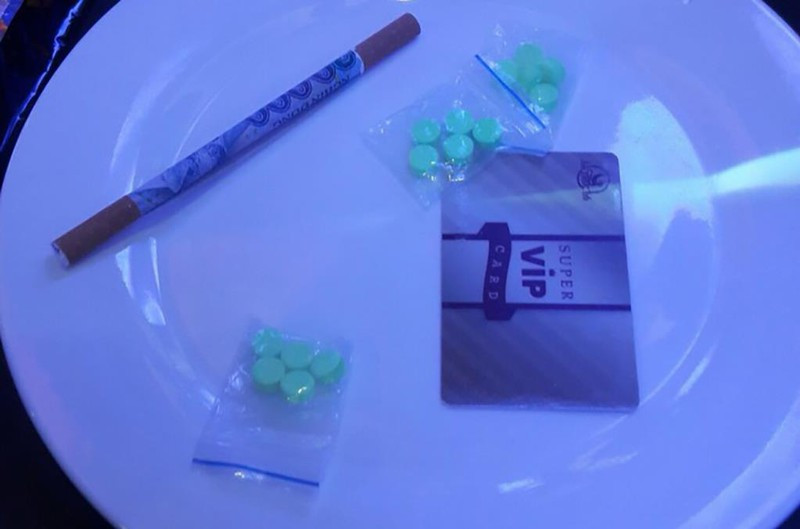 Rạng sáng 10/4/2019, Công an TP.HCM ập vào quán karaoke XO Pharaon và phát hiện nhiều người sử dụng ma túy. Khám xét tủ cá nhân của hai nữ tiếp viên tổ công tác phát hiện có thuốc lắc.