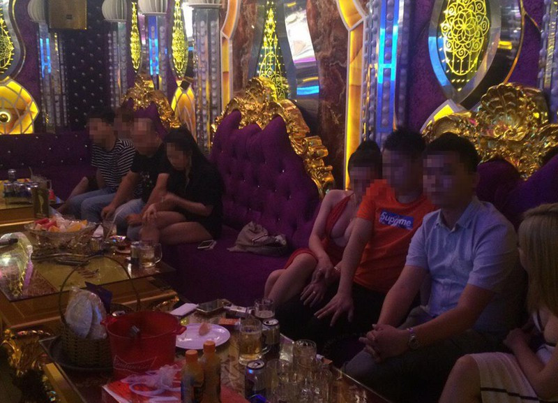 Những khách đến hát cho biết do biết quán karaoke XO Pharaon cho khách sử dụng, cung cấp dụng cụ để chơi ma túy nên mua từ bên ngoài vào sử dụng.